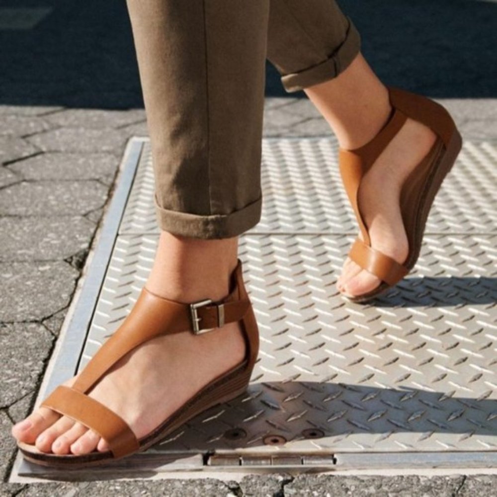 Kenneth Cole Size 8.5 Cognac Brown Faux Vegan‎ Leather Tstrap Sandals Shoes